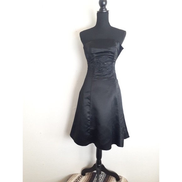 White House Black Market Dresses & Skirts - White House Black Market Formal Dress Sz 0 Black Knee Length Floral Embroidered